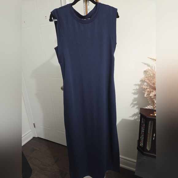 Sleeveless Navy Midi Dress with Crew Neck and Pockets - Picture 2 of 2